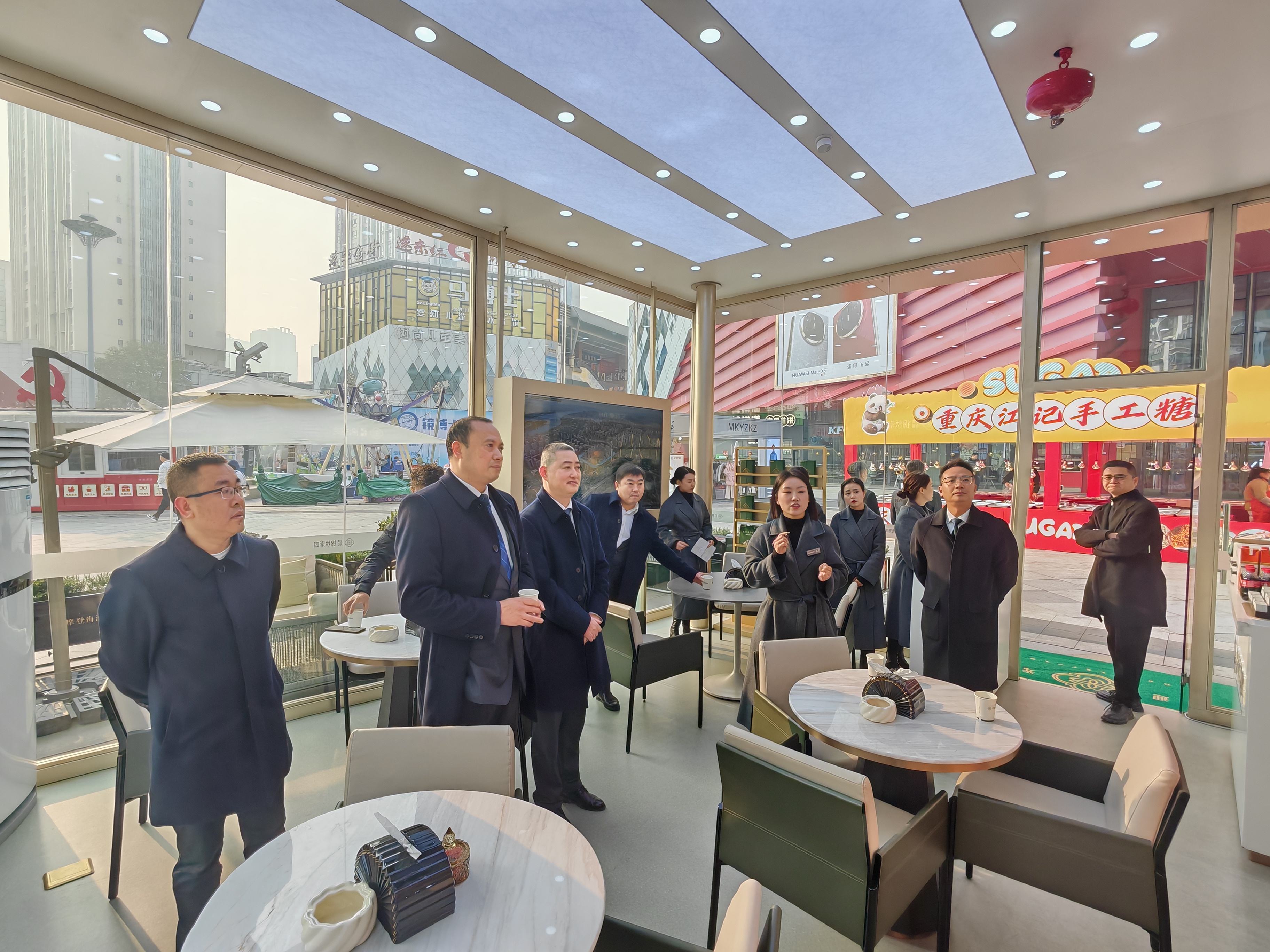 总经理王嘉勇带队参观锦绣潮鸣城市展厅.jpg