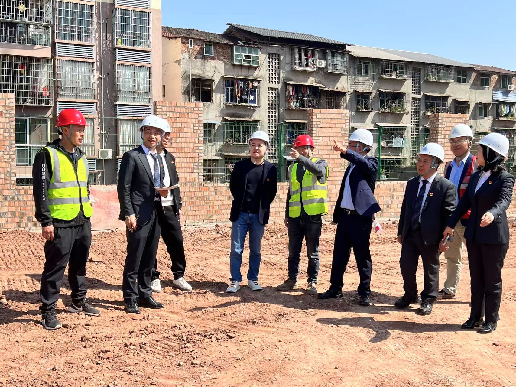 副总经理黄顺安一行视察安居拦江中学项目.jpg
