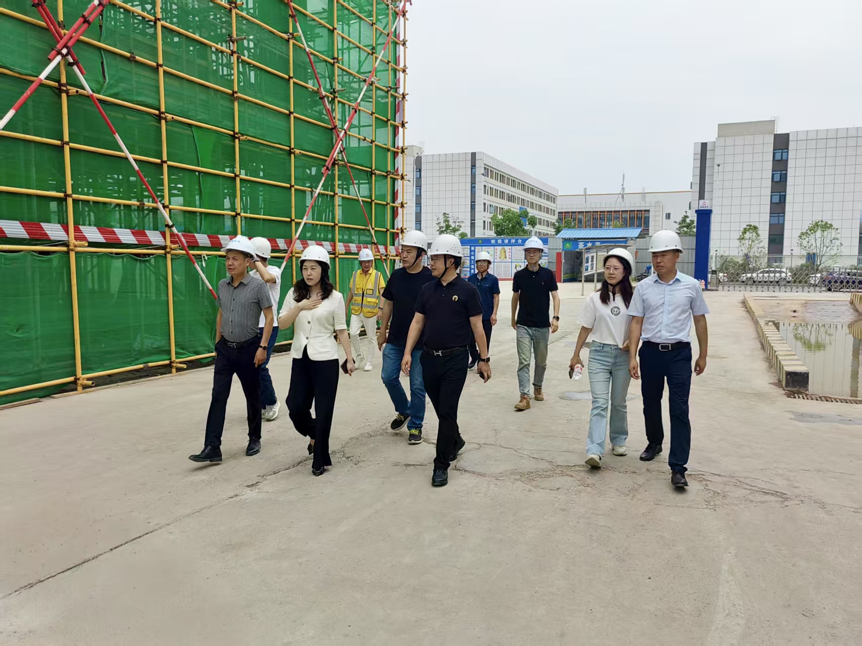 集团公司光微电子产业园建设项目 迎接管委会范主任一行现场指导调研